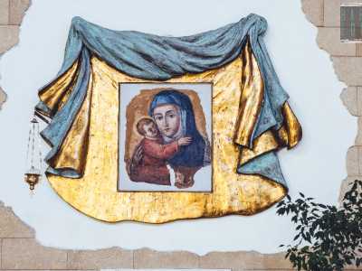 Da quel momento per Ricchiuti si spalancarono le porte delle chiese. Nella sua Bisceglie realizz� svariate opere, tra cui il manto in legno dorato che avvolge l�affresco della Madonna (sempre a Santa Maria Madre)...
